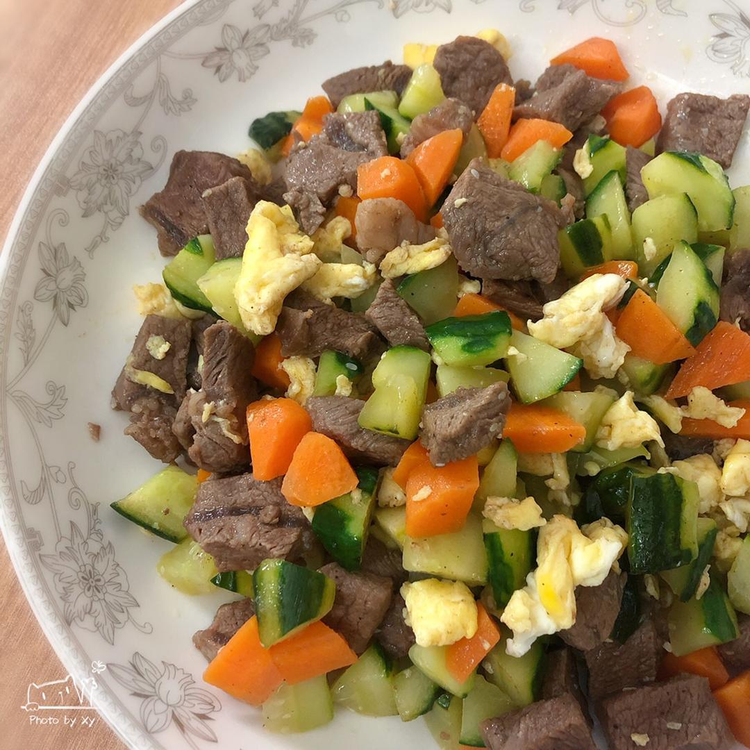 胡萝卜黄瓜炒牛肉（懒人快速下饭菜）