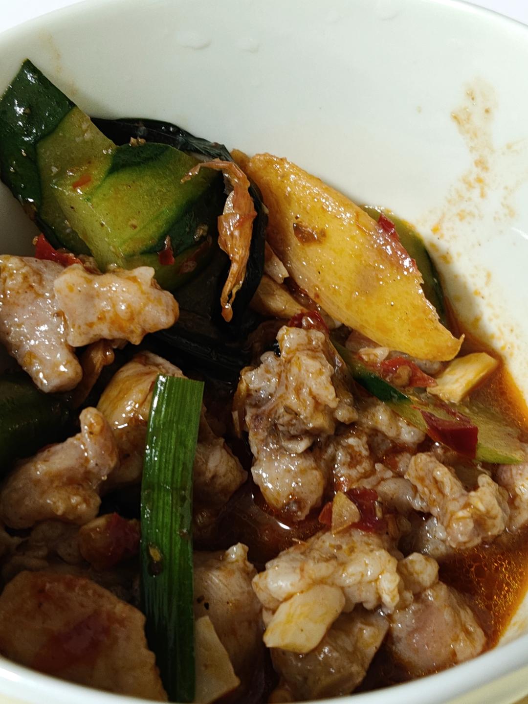 【创意小厨娘】家庭版鲜锅兔——兔肉嫩滑，麻辣爽口，这是一道下饭下酒的硬菜。