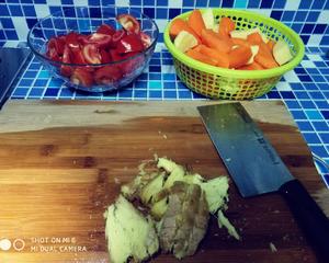 广式靓汤-番茄土豆红萝卜煲脊骨的做法 步骤1