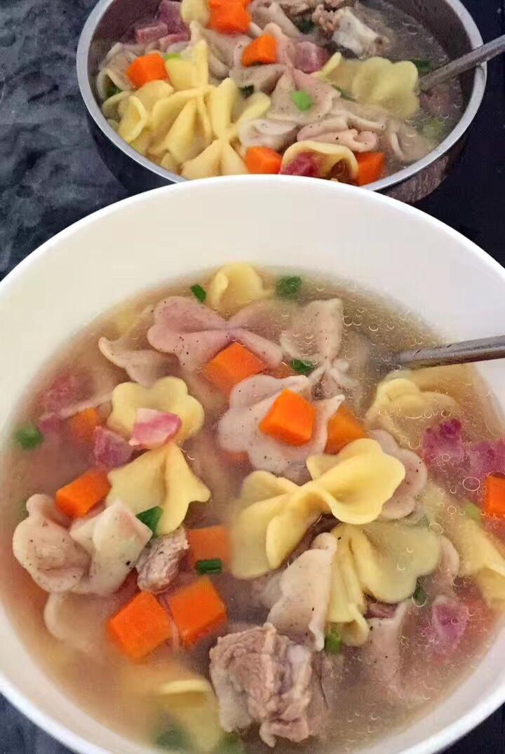 婴儿辅食：彩色卡通蝴蝶面