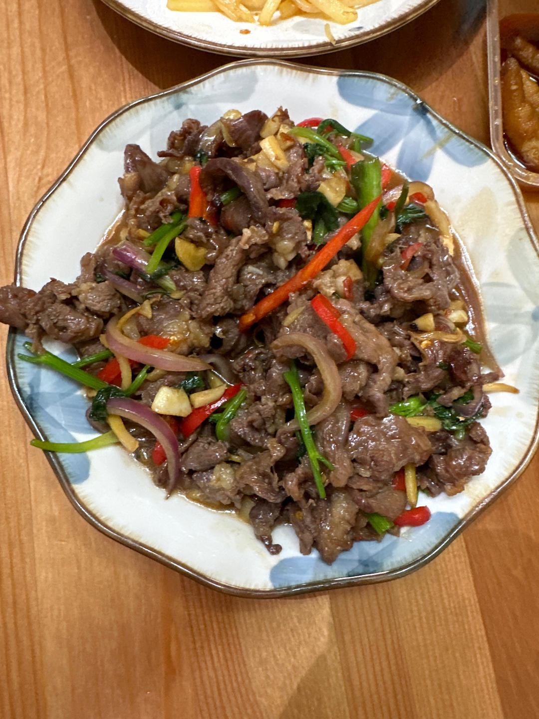 香菜炒牛肉，香辣下饭，爱吃香菜的朋友看过来，拌饭绝了