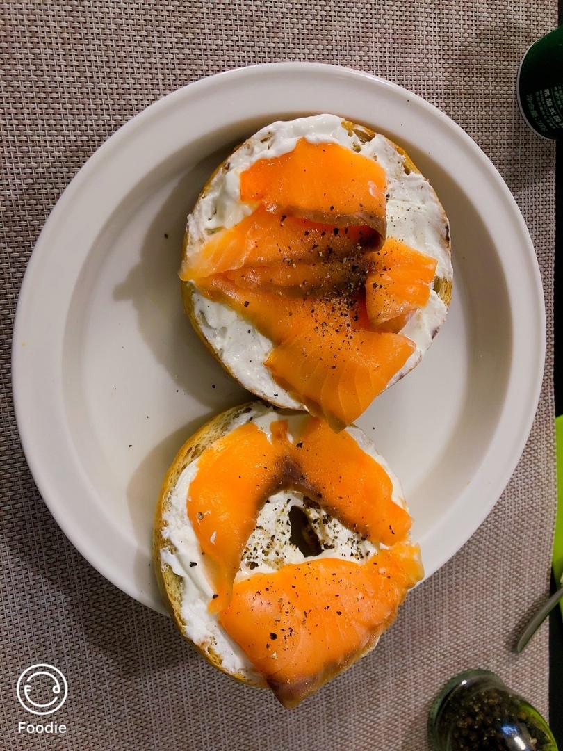 Smoked Salmon Bagel熏三文鱼贝果/面包圈