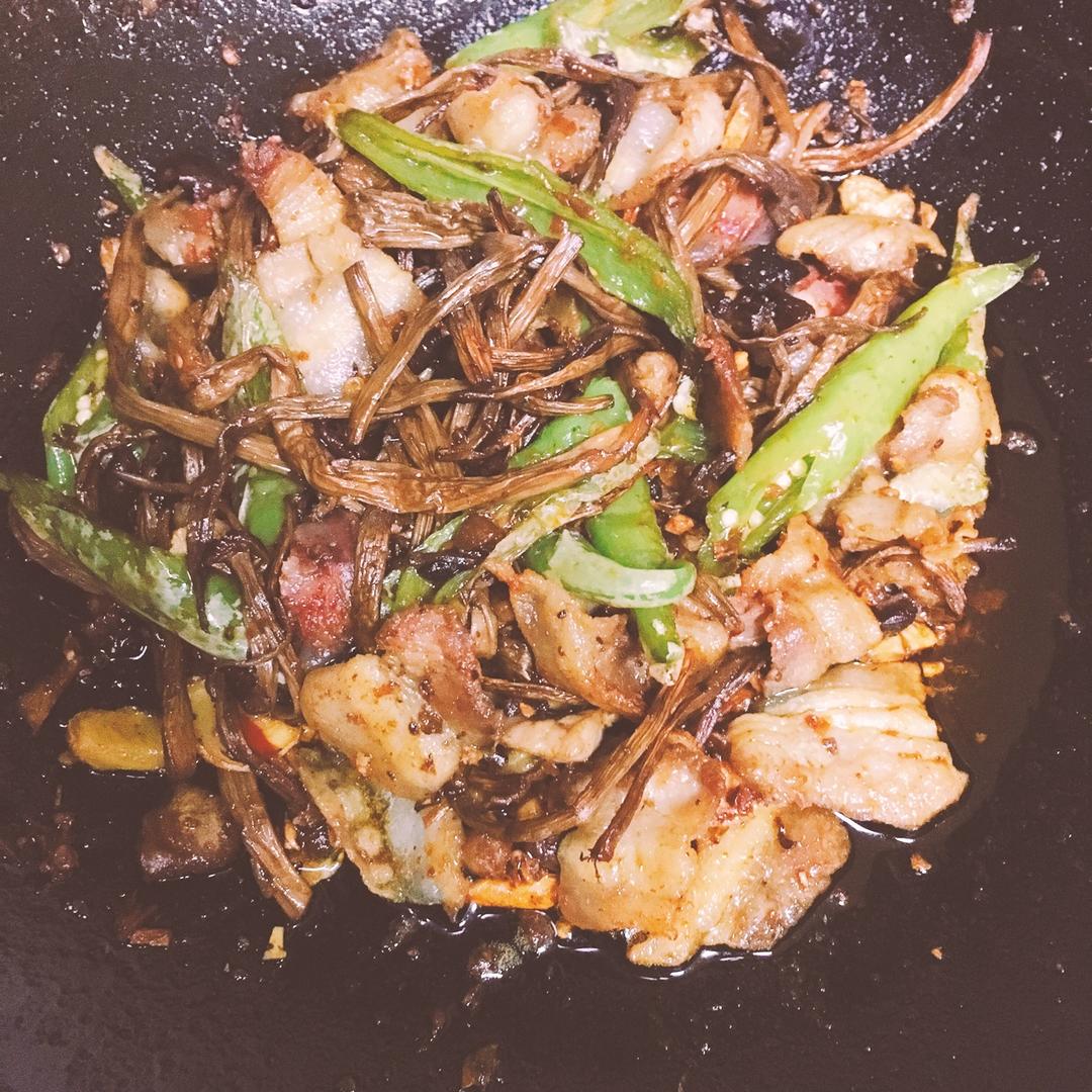 五花肉干锅茶树菇