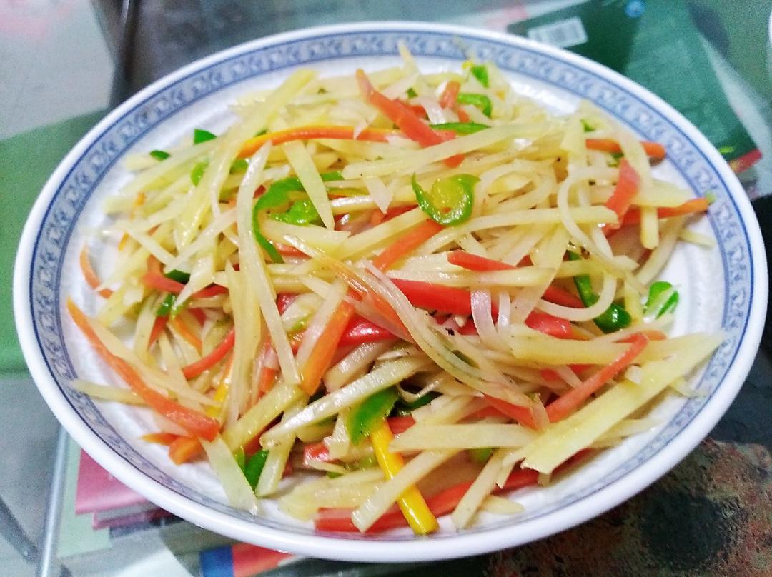 青椒炒胡萝卜土豆丝