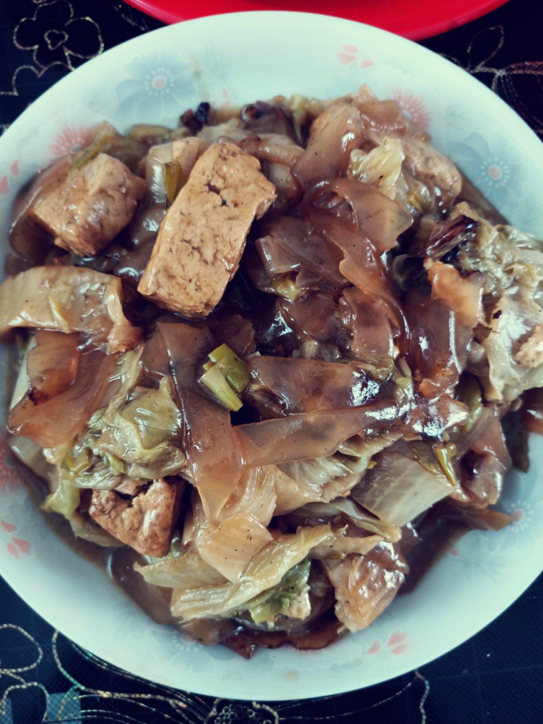 家常白菜炖粉条加豆腐泡