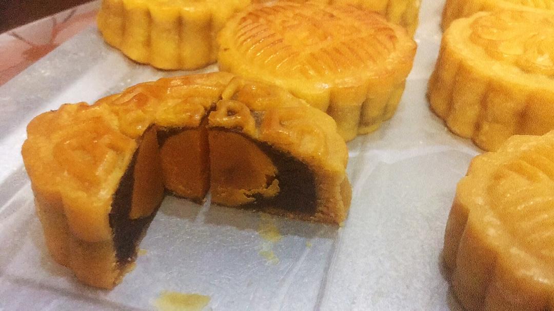 广式月饼－－蛋黄豆沙月饼