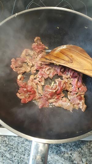 胡萝卜芹菜炒牛肉的做法 步骤3