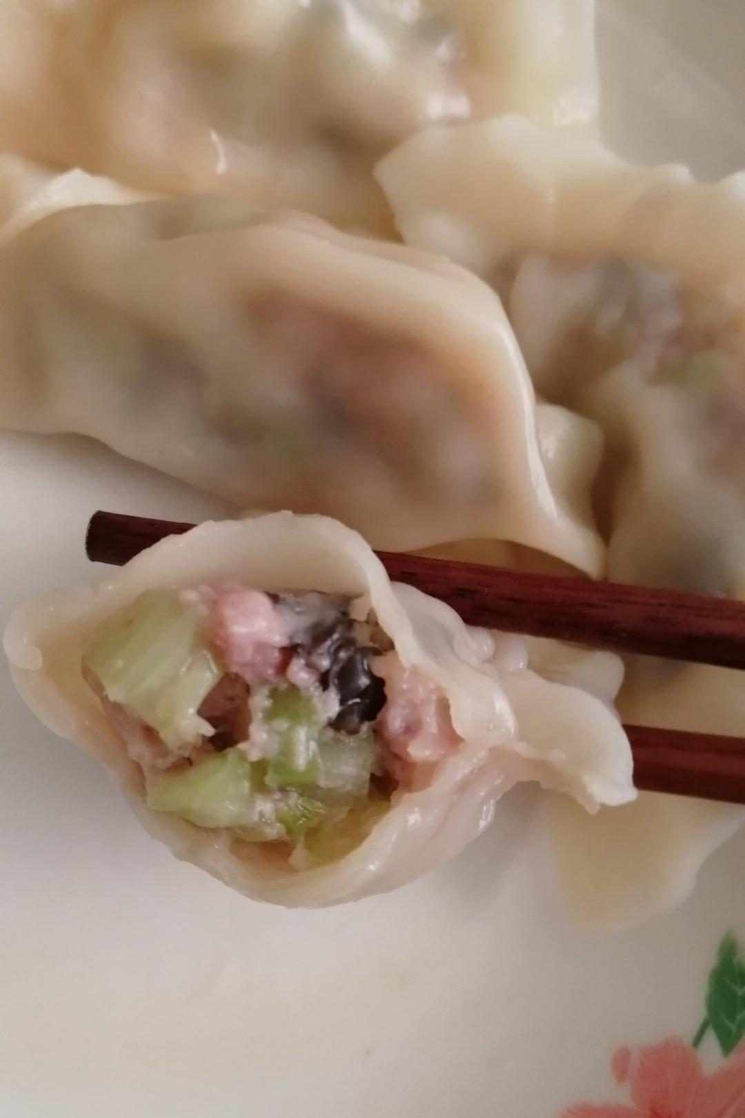 芹菜木耳鲜肉水饺