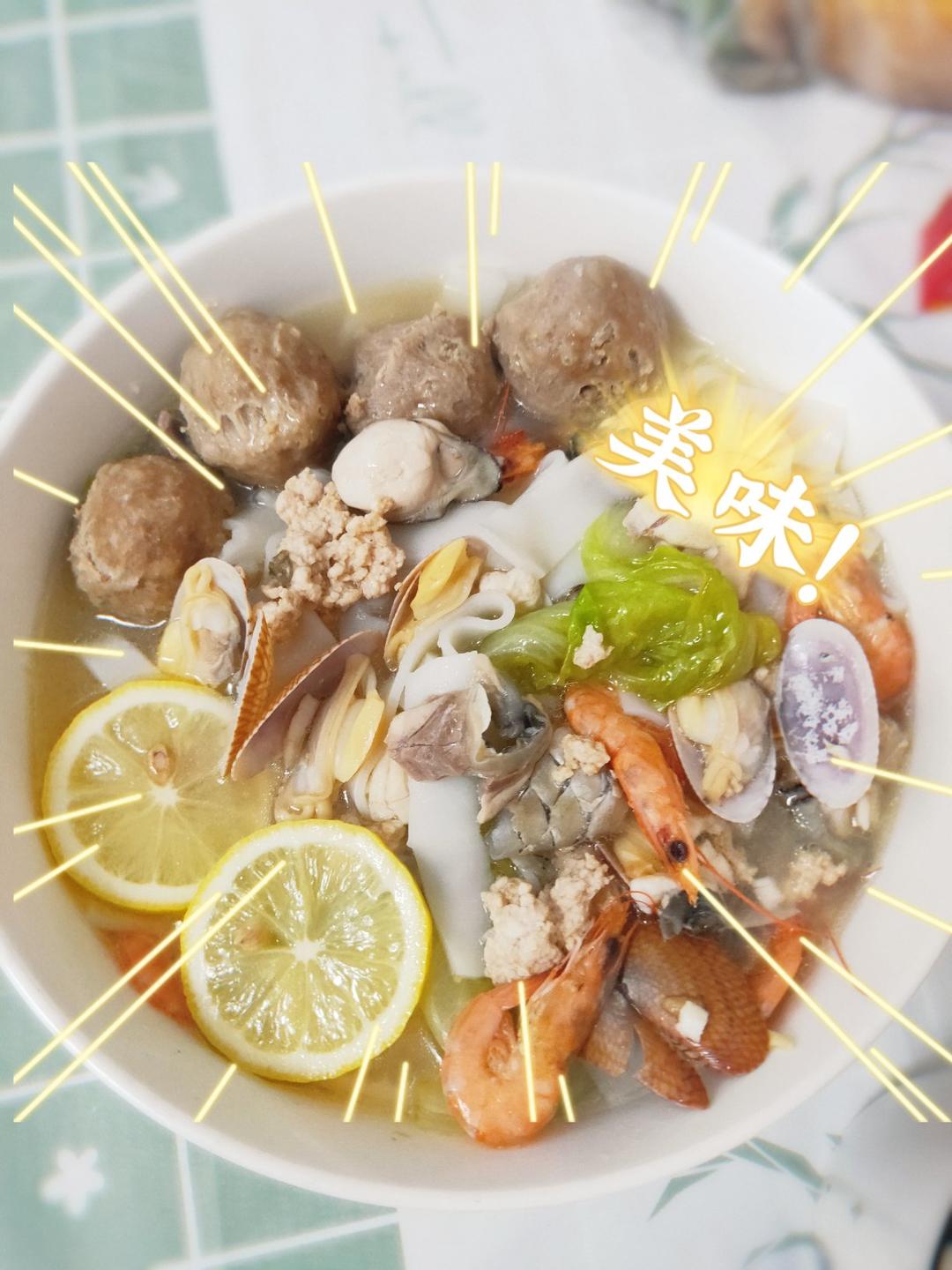 柠檬花甲粿条汤