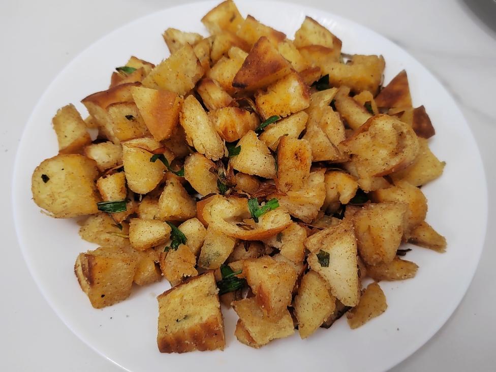 葱味香酥炒饼（消耗隔夜剩的烧饼馒头）