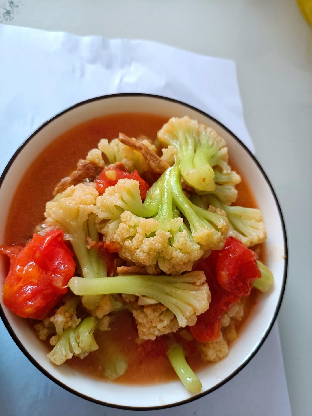 只需油盐的西红柿炒花菜，很粉好好吃。