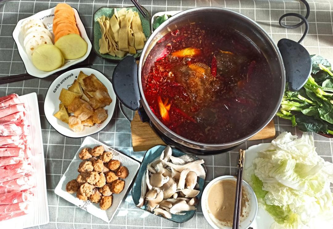冬天第一顿火锅安排上了吗？热气腾腾的麻辣火锅走起