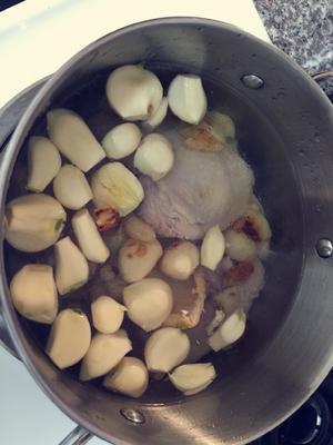 四季都补的蒜头鸡汤的做法 步骤3