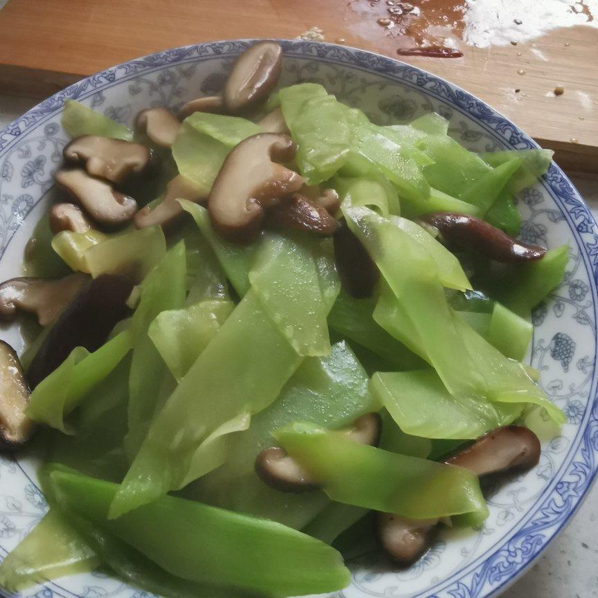 林中鹿听泉做的莴笋炒香菇防衰老的食谱