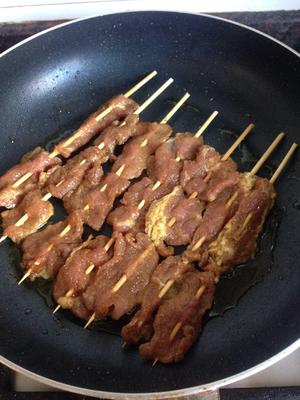 煎肉串的做法 步骤5