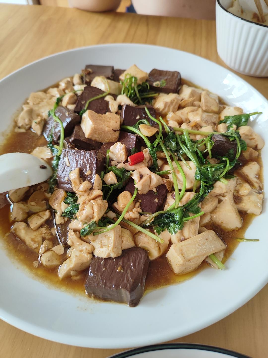 能吃三碗饭的红烧鸭血豆腐