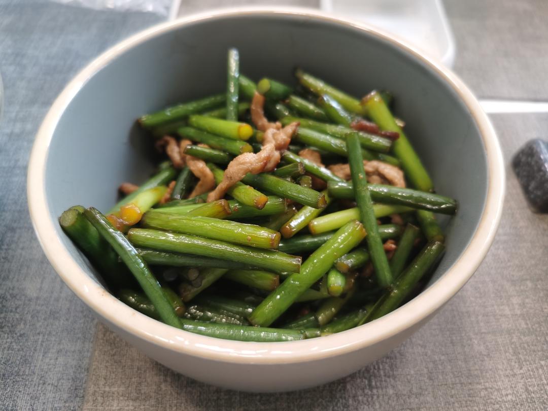 简单易做的下饭菜－蒜苔炒肉