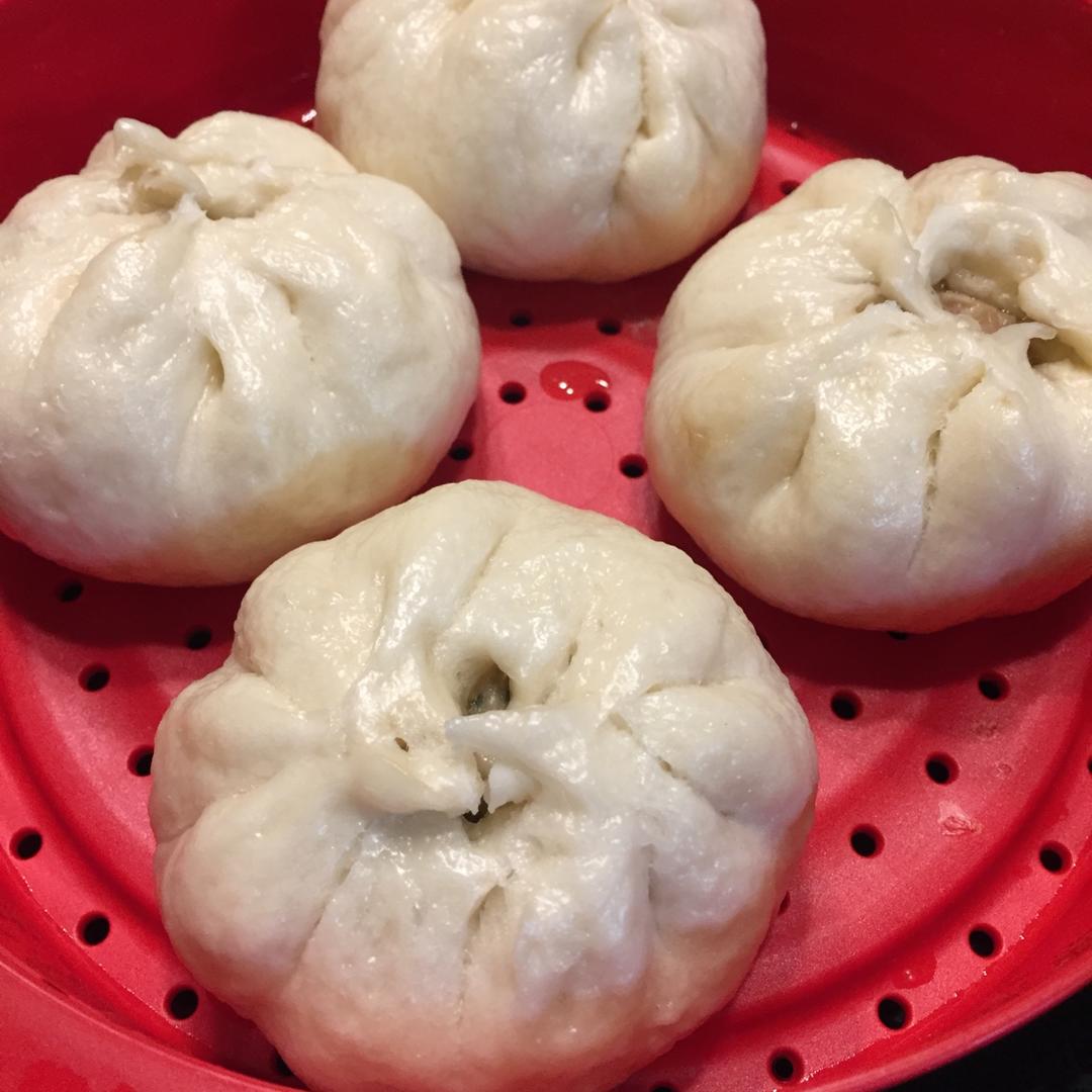 松软多汁的肉包子