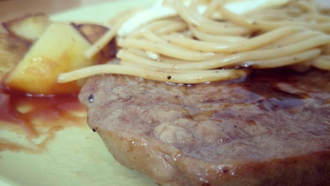 四分钟煎好一块鲜嫩多汁的牛排
