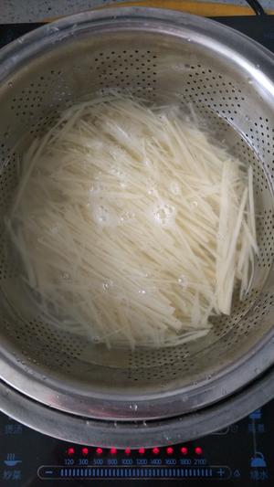 炝拌土豆丝的做法 步骤2