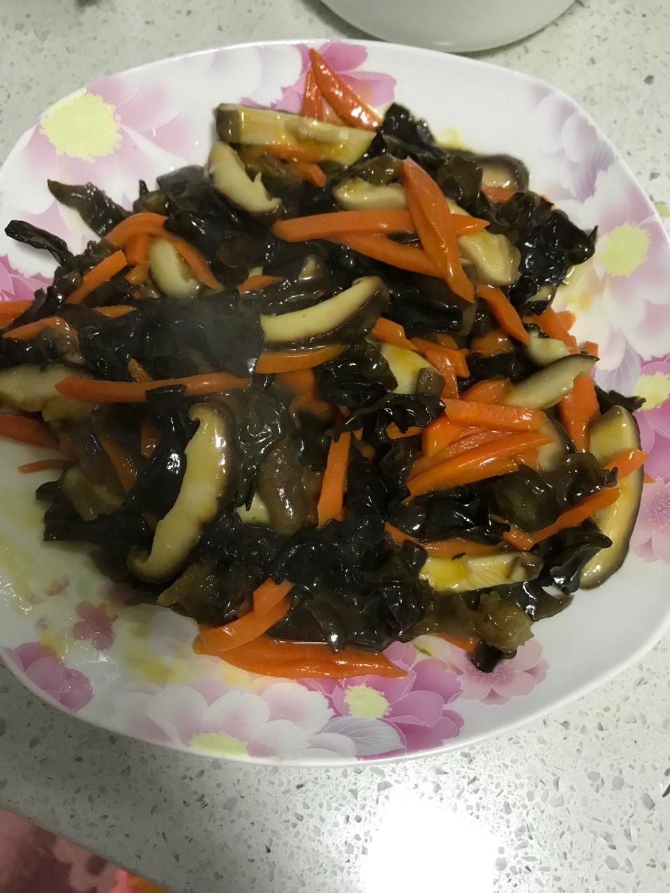 胡萝卜香菇炒木耳