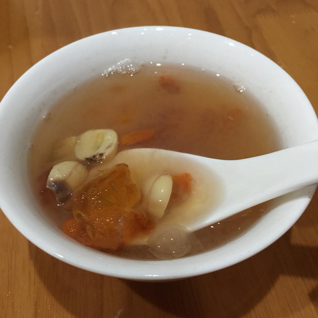 桃胶皂角米炖雪燕