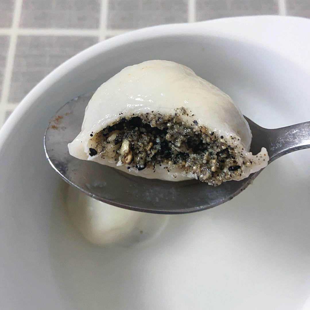 花生黑芝麻汤圆