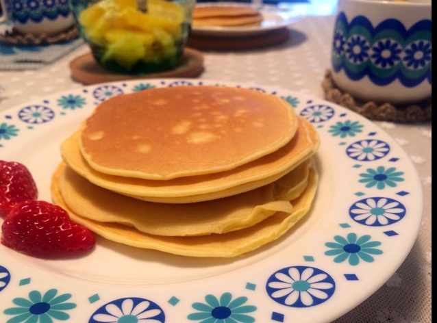 【酸奶松饼yogurt pancake】，搭上黑莓果酱和枫糖的美味。