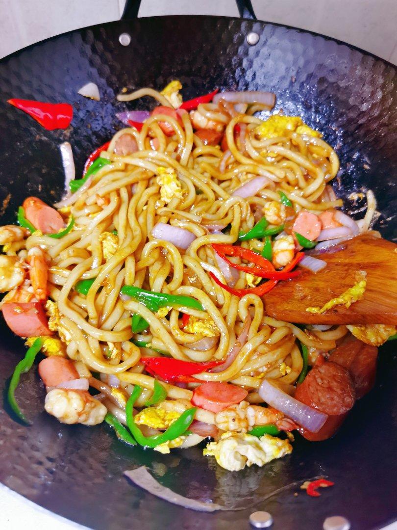 🔥爆好吃的黑椒虾仁炒乌冬面㊙️吃一口就沦陷❗️