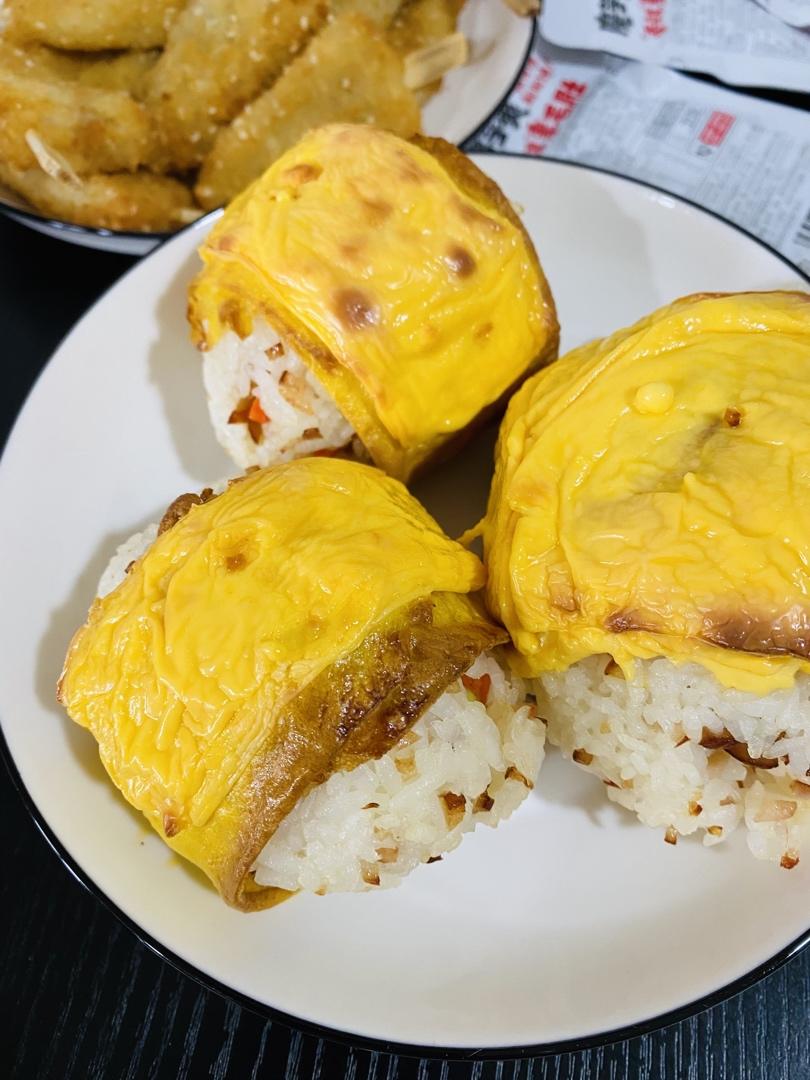 奶酪片烤饭团。