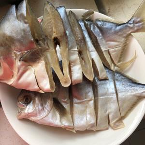 香煎/蒸 金鲳鱼干的做法 步骤1