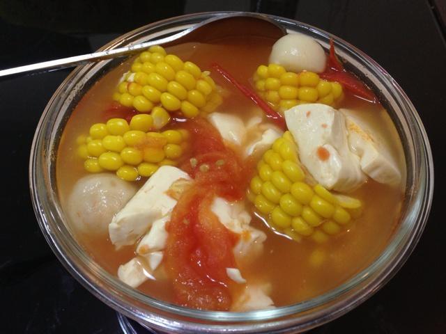 西红柿豆腐玉米汤的做法