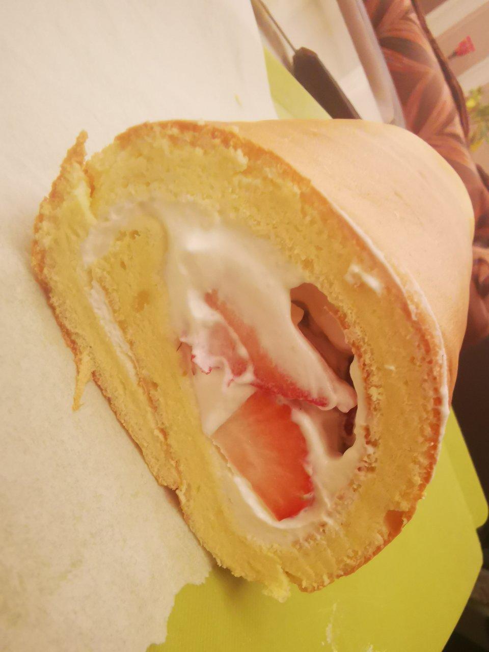 新手一学就会！！超级简单美味的炼奶草莓瑞士卷🍓