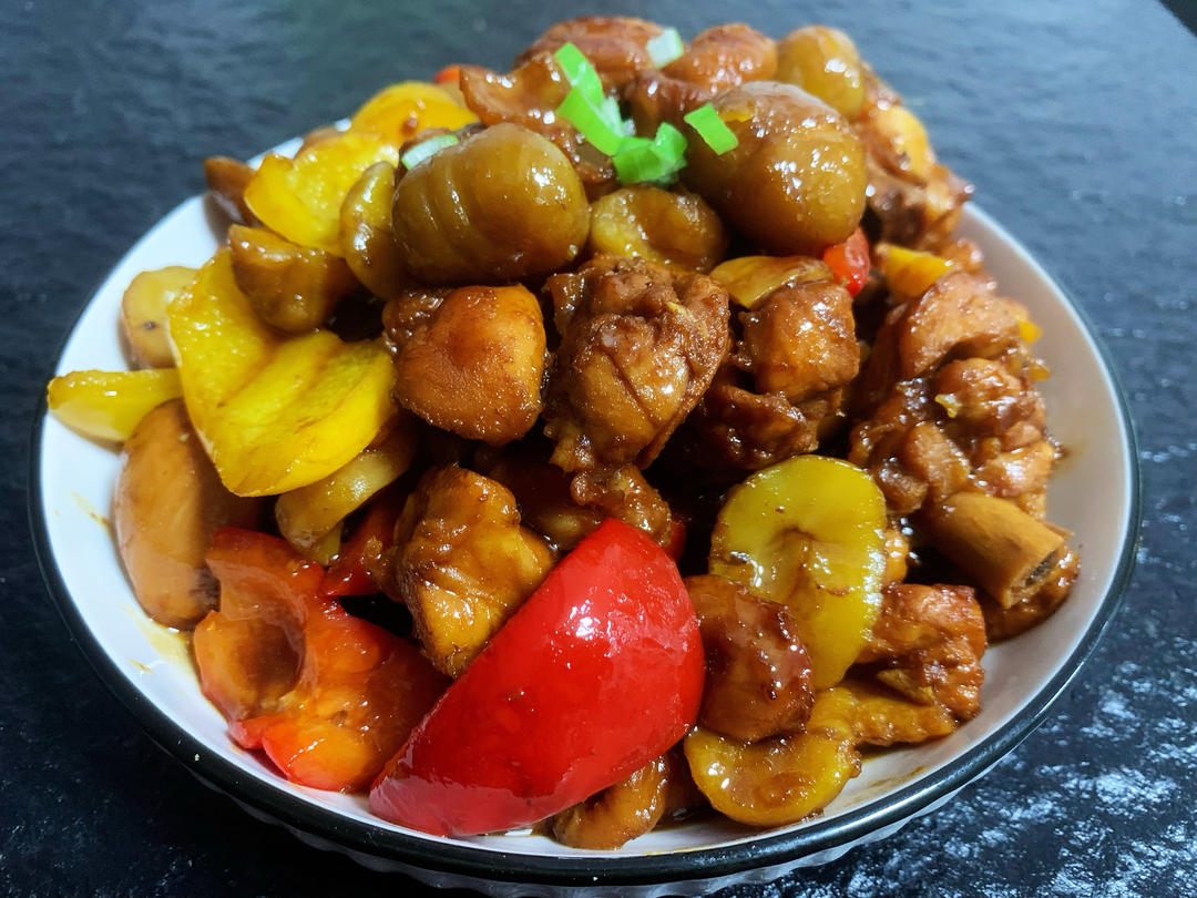 厨师长教你：“板栗烧鸡”的家常做法，咸鲜美味，汤汁浓郁