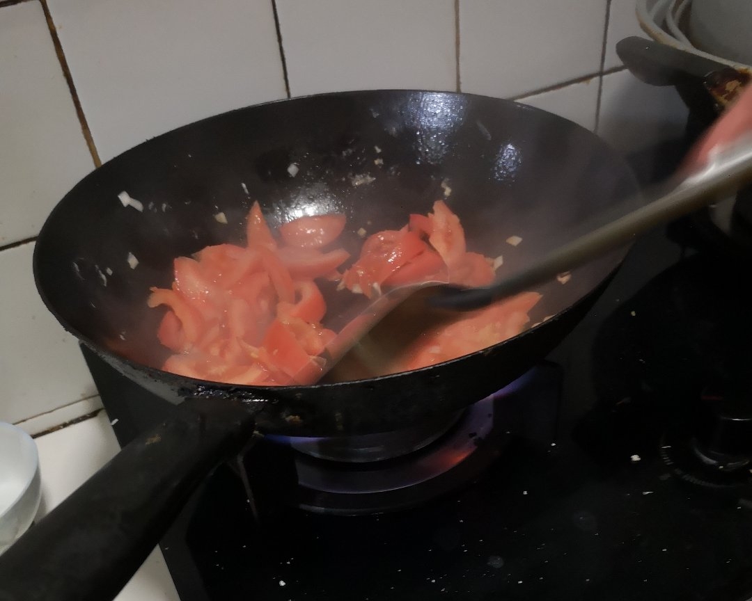 赛螃蟹西红柿炒鸡蛋的做法 步骤5