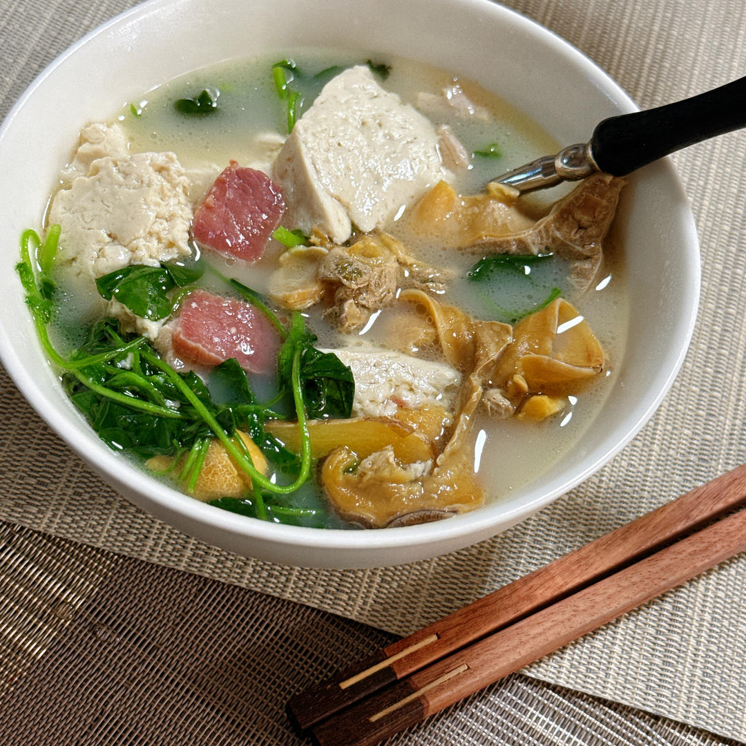 河蚌咸肉春笋豆腐汤