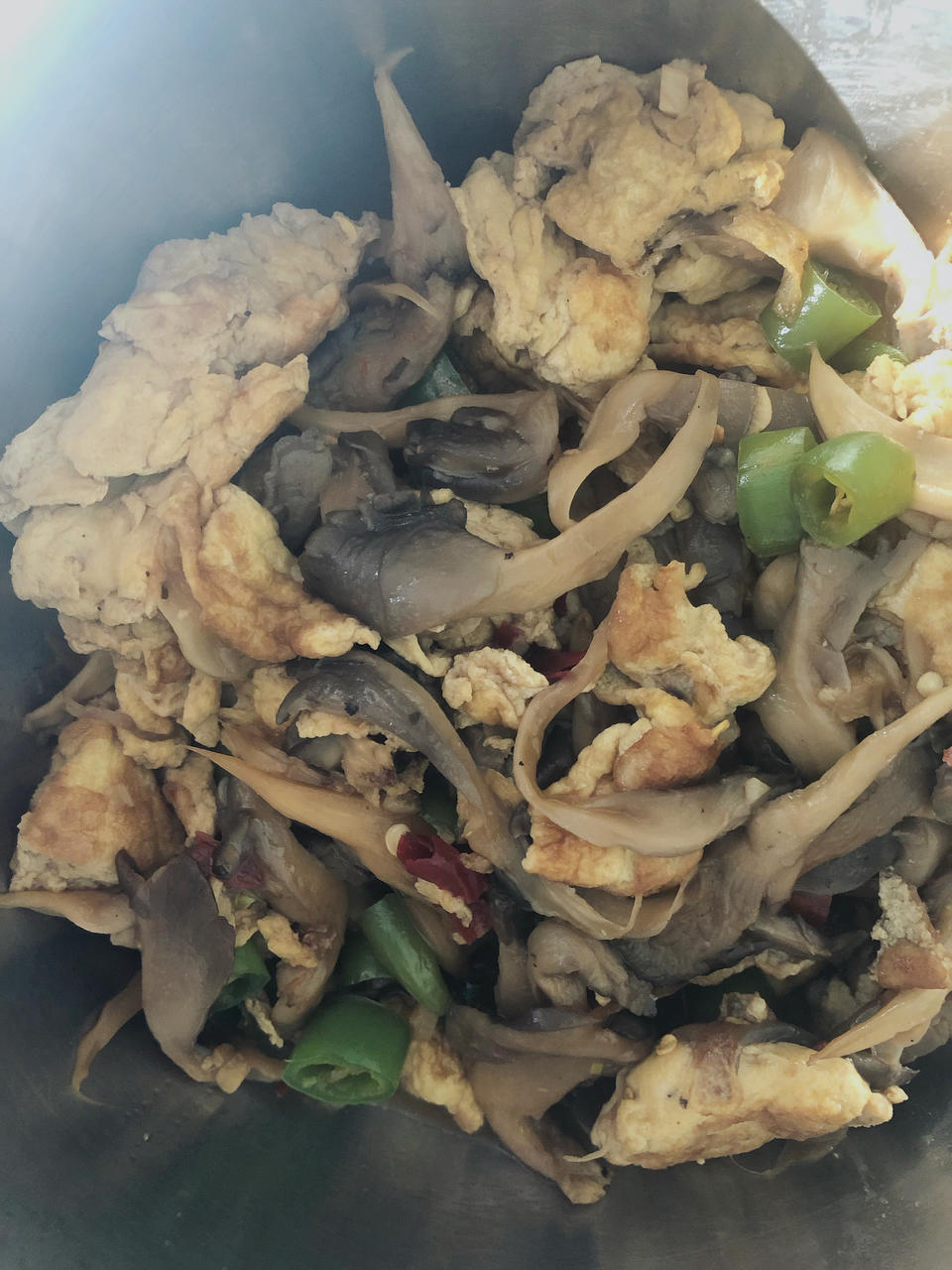 平菇青椒炒鸡蛋 好吃又营养的超快手家常菜