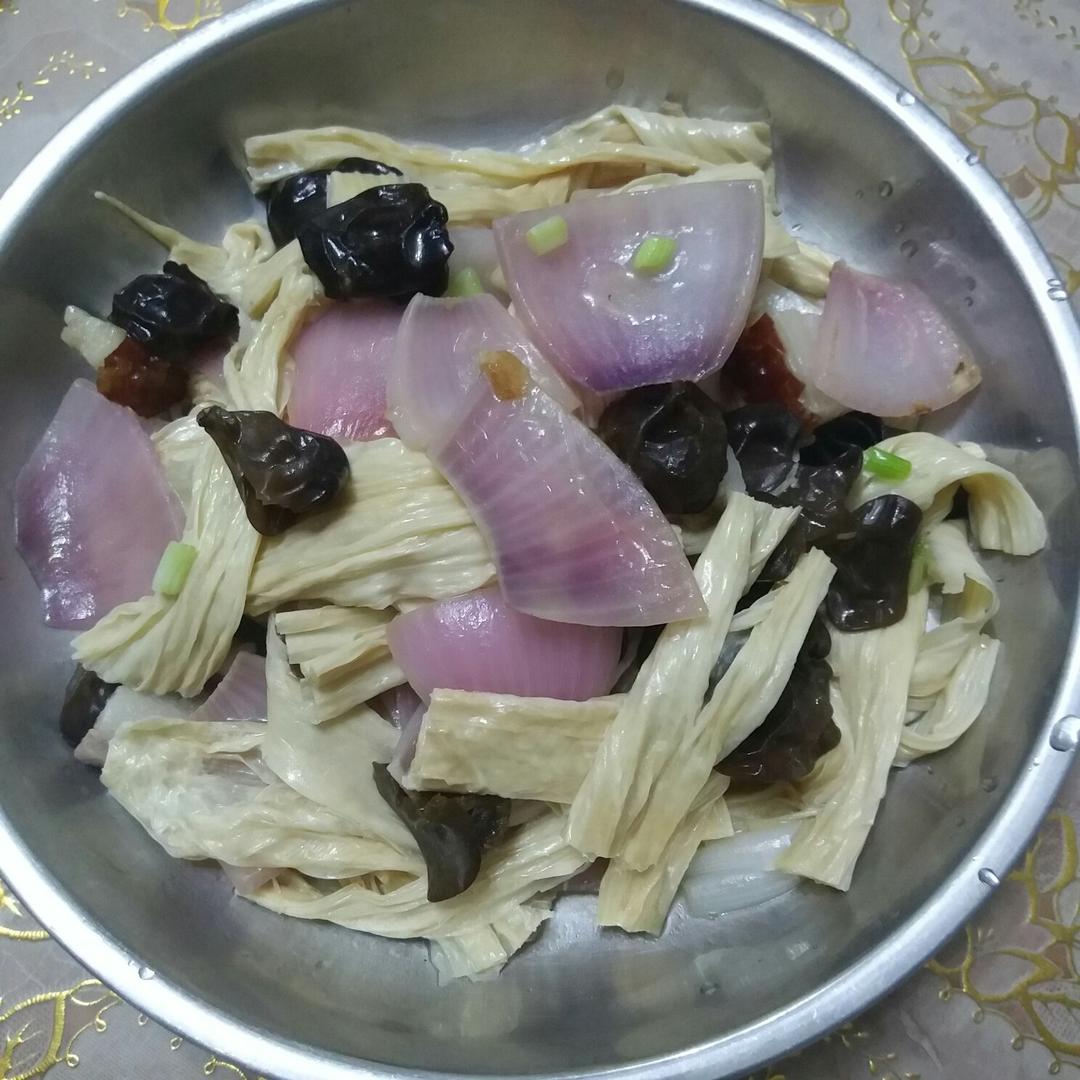 洋葱木耳炒腐竹