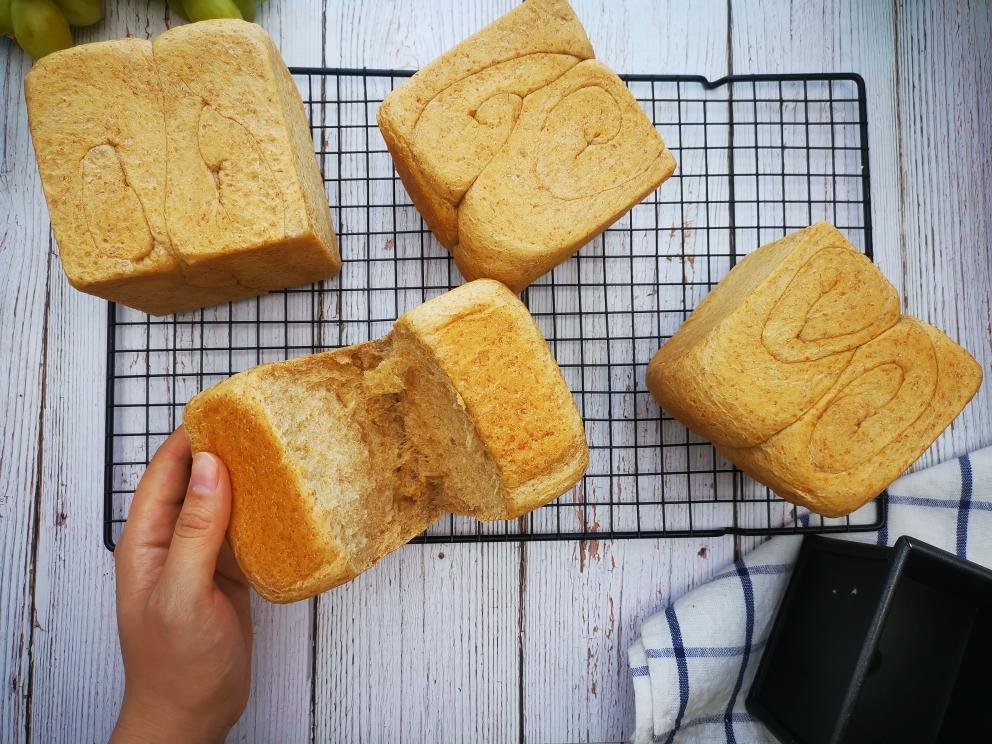 柔软美味的红糖蜂蜜全麦吐司的做法