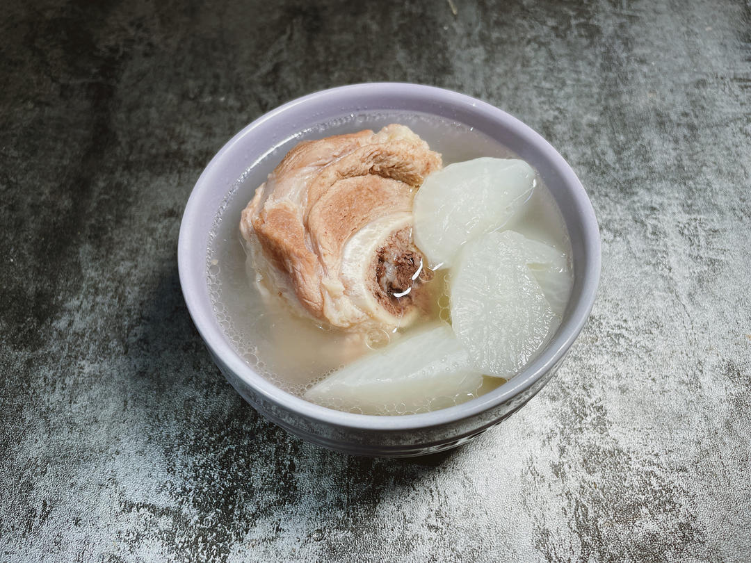 白萝卜炖猪筒骨：应季暖身！冬吃萝卜赛人参，一口汤鲜到啃骨