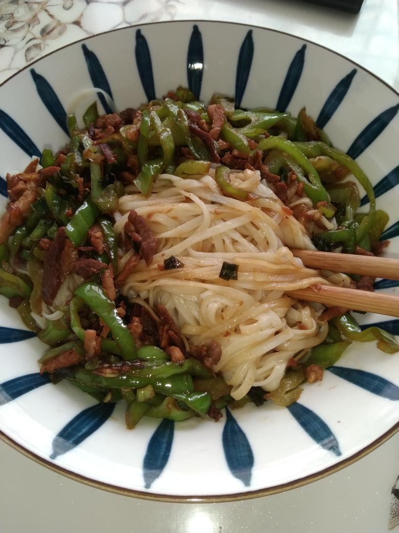 快手青椒肉丝拌面的做法