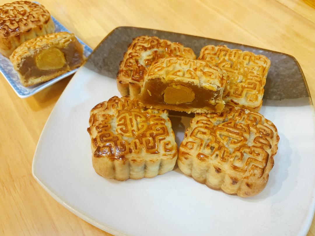 传统广式蛋黄莲蓉豆沙月饼