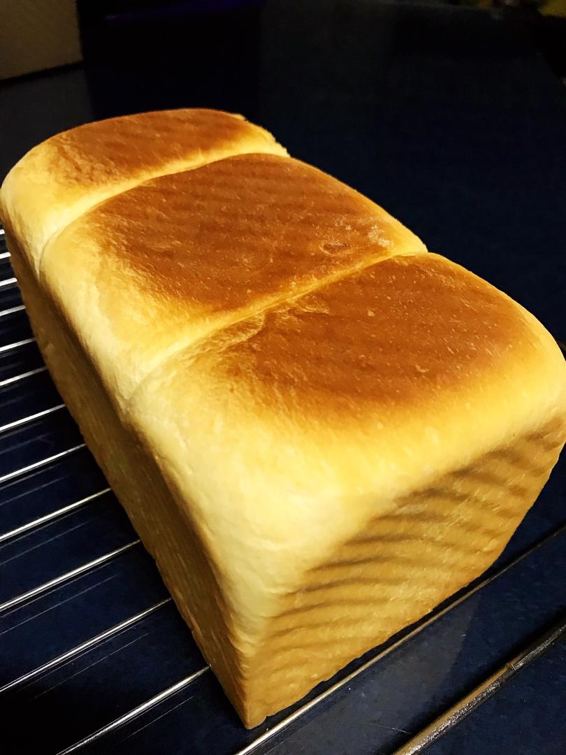 用烤箱自己做面包--手工牛奶吐司面包