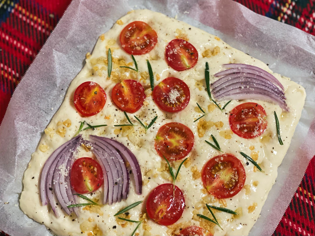 迷迭香番茄青豆佛卡夏Focaccia layered with rosemary tomatoes&peas——北鼎烤箱食谱