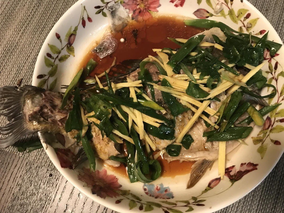 厨师长教你：“清蒸鲫鱼”的家常做法，营养又美味
