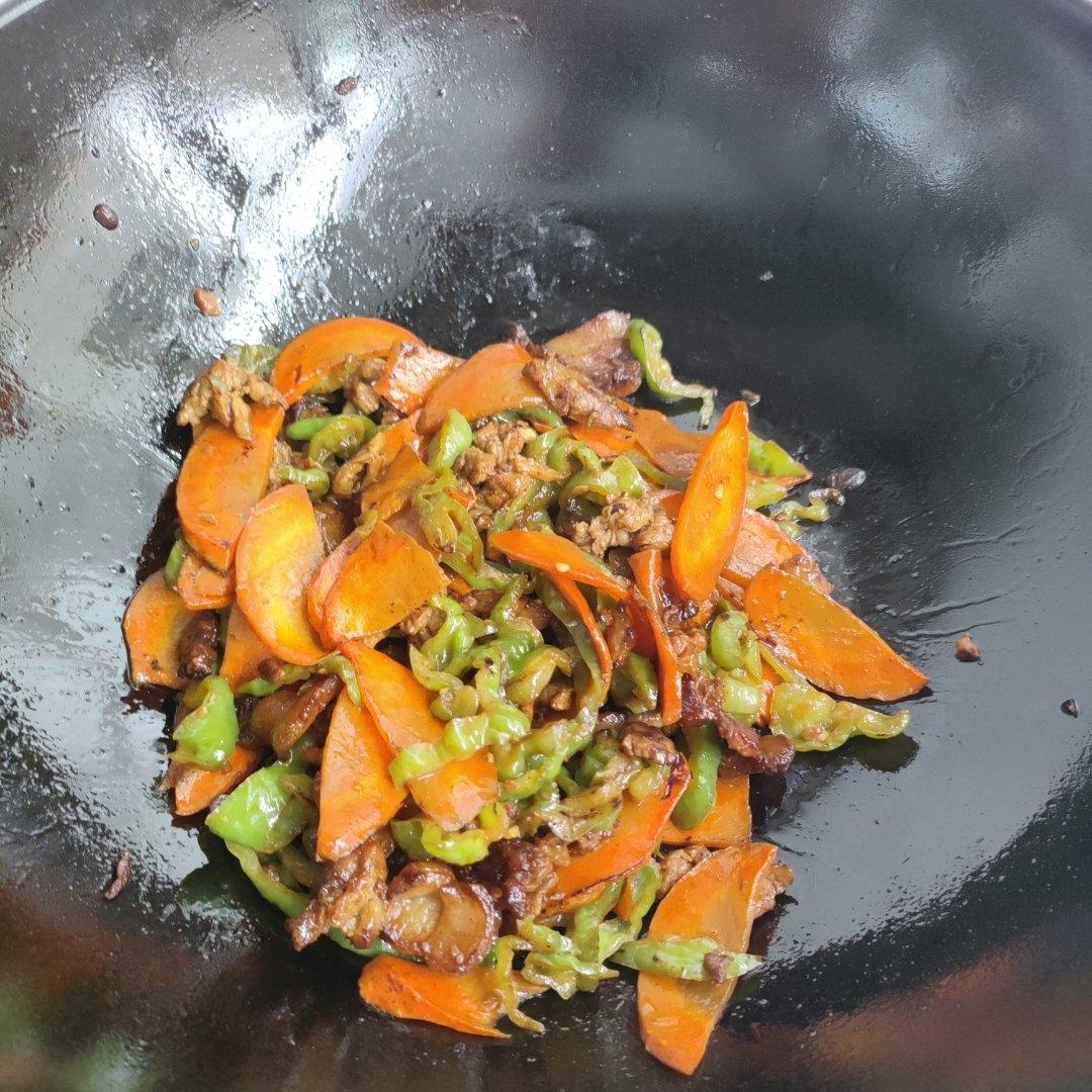 胡萝卜尖椒炒肉片