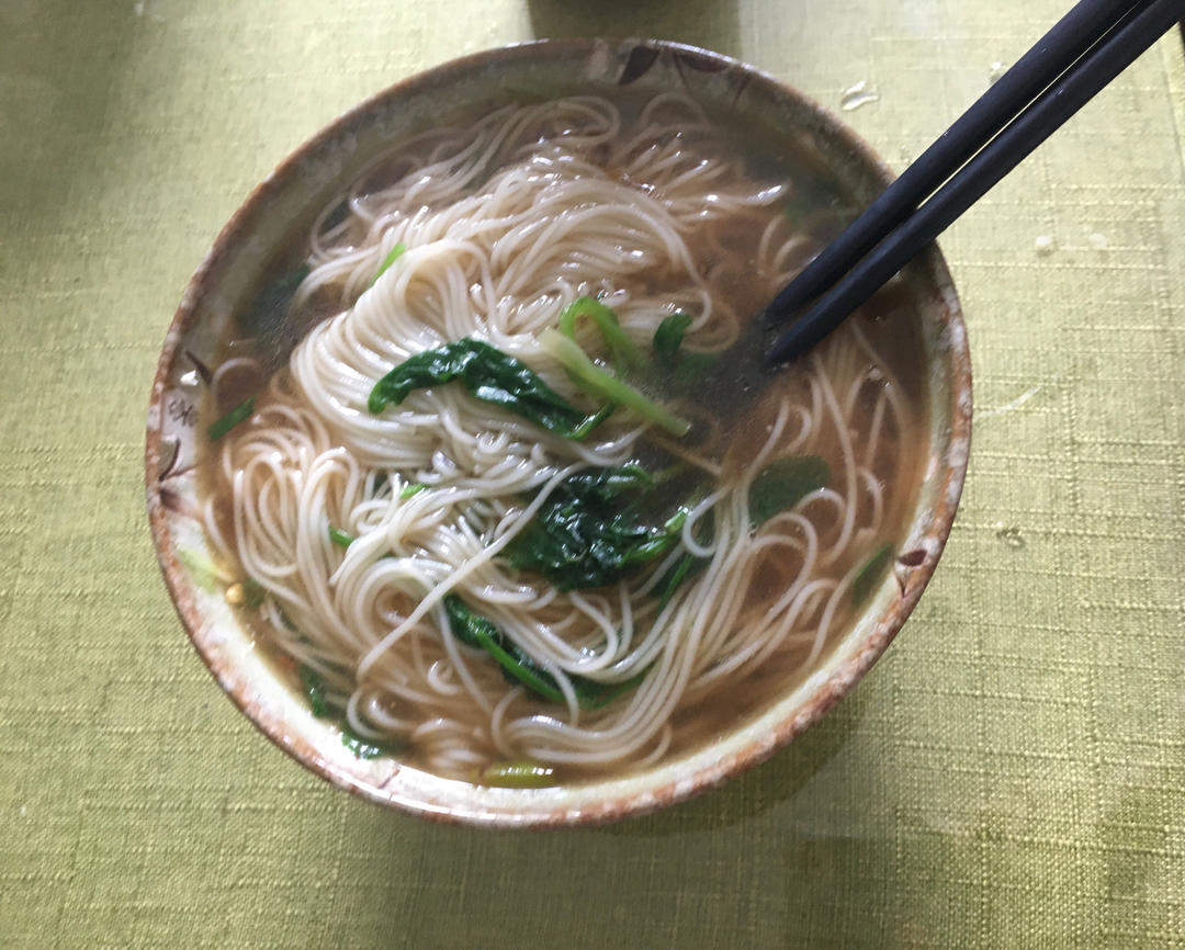 一碗清汤面 🍜 —— 秋日里的治愈系