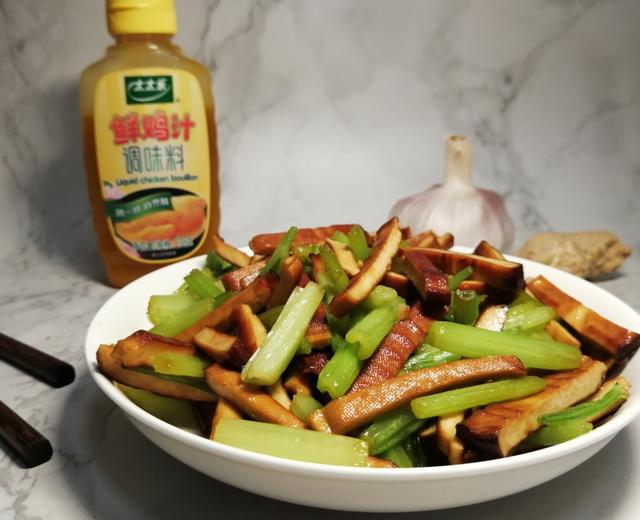 芹菜炒豆干—太太乐鲜鸡汁的做法