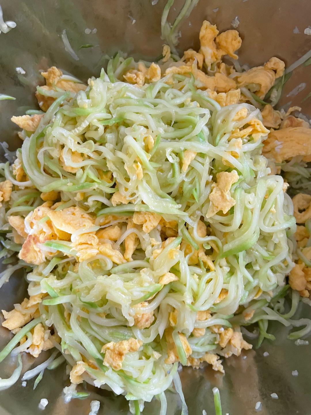 西葫芦鸡蛋水饺皮蒸包的做法 步骤5