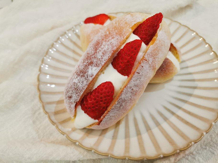 颜值奶油草莓甜心小面包